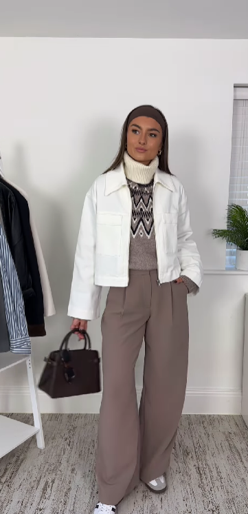 Блогерка показала, як створити стильні багатошарові образи на зиму (відео)